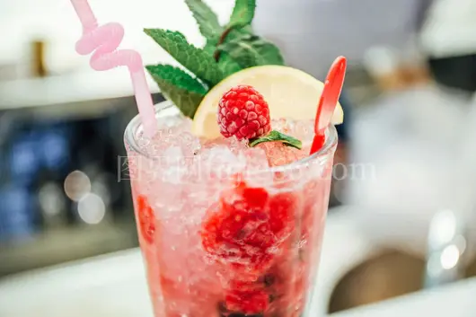 夏日柠檬迷迭香红莓鸡尾酒
