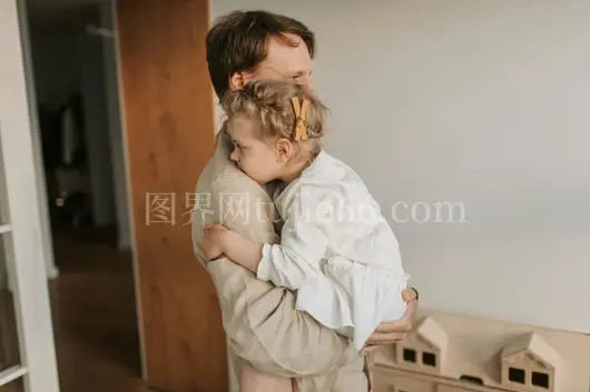 父爱拥抱温馨画面呈现家庭亲情