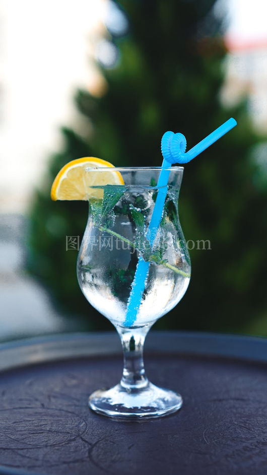 夏日柠檬蓝吸管鸡尾酒