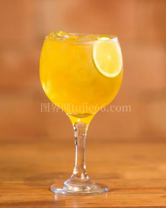 夏日柠檬鸡尾酒，清凉果片装点玻璃杯