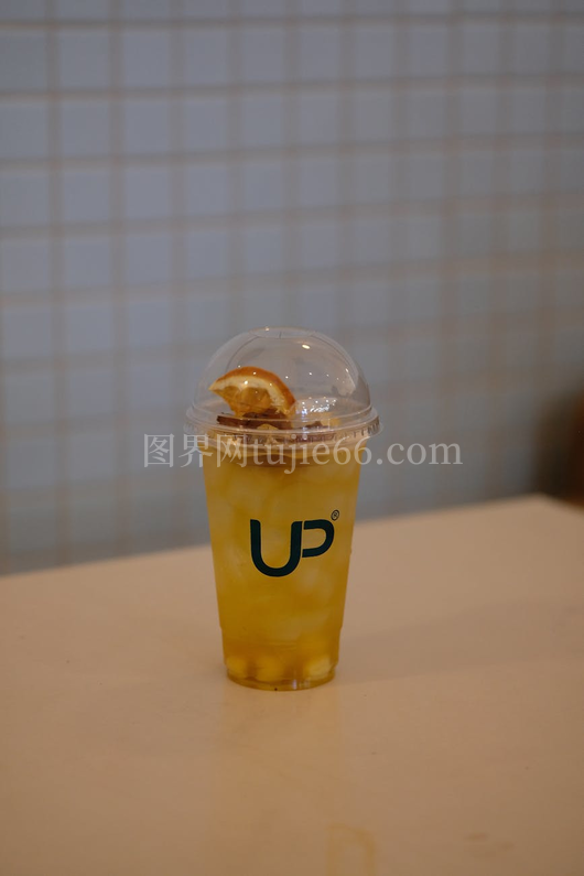 夏日冰镇柠檬茶吸管杯饮品