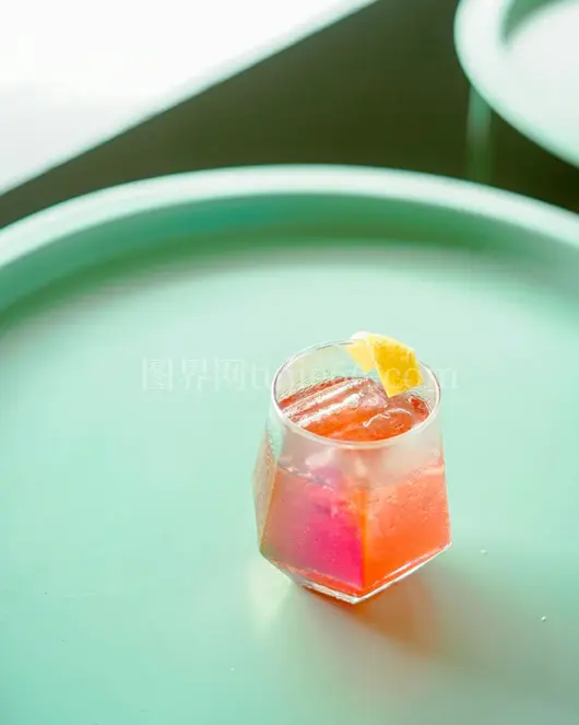 粉彩托盘柠檬鸡尾酒夏日清凉