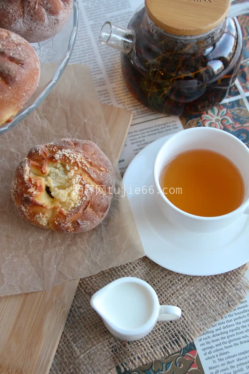 茶点面包牛奶享美味图片