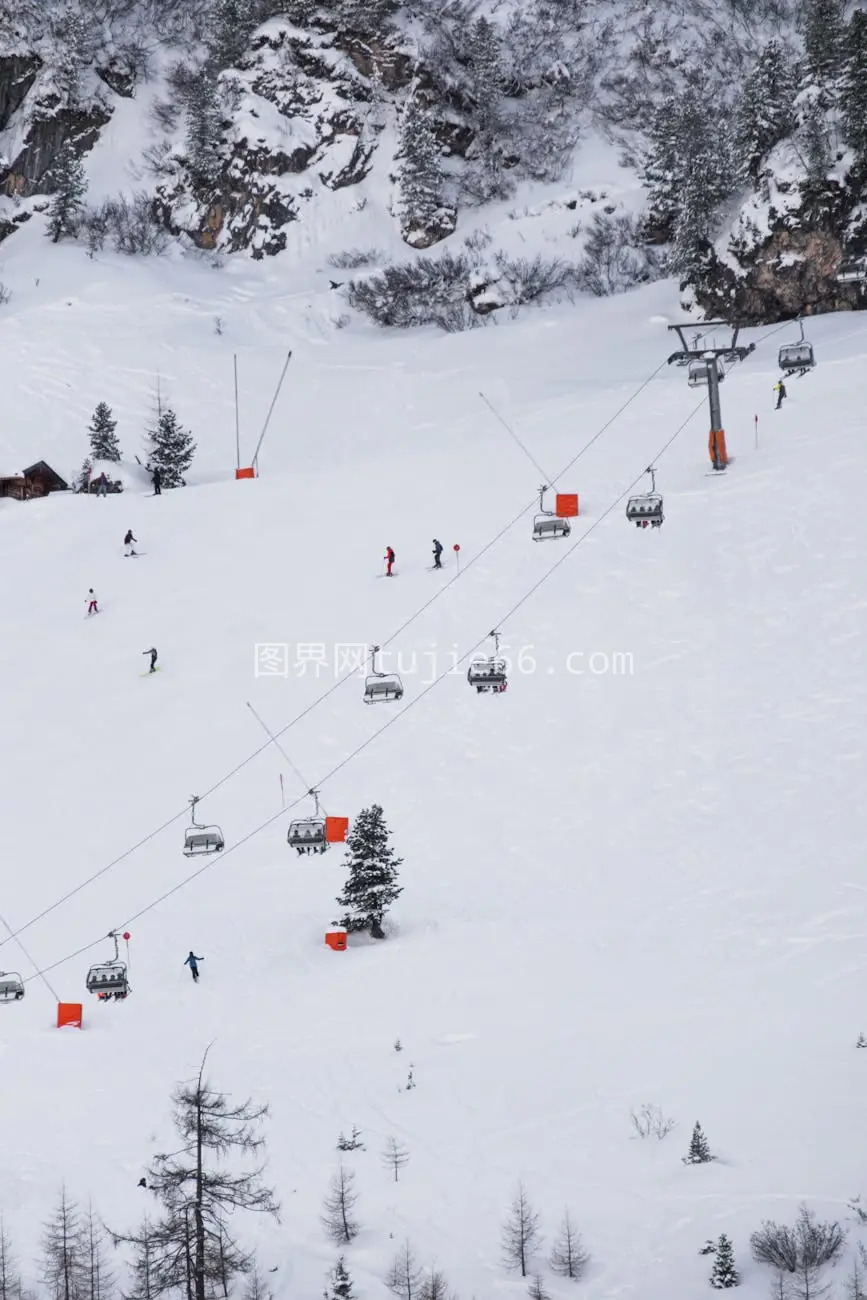 滑雪缆车穿越滑雪坡景致美图片