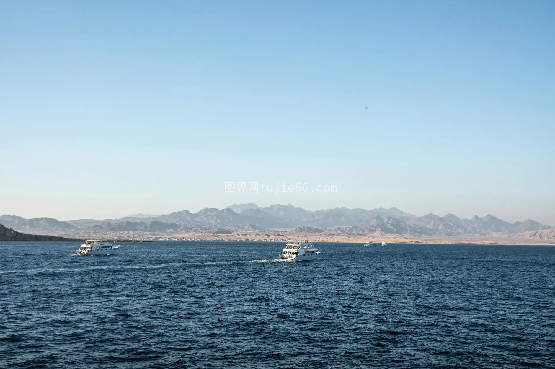 红海船只埃及山景映蓝天图片