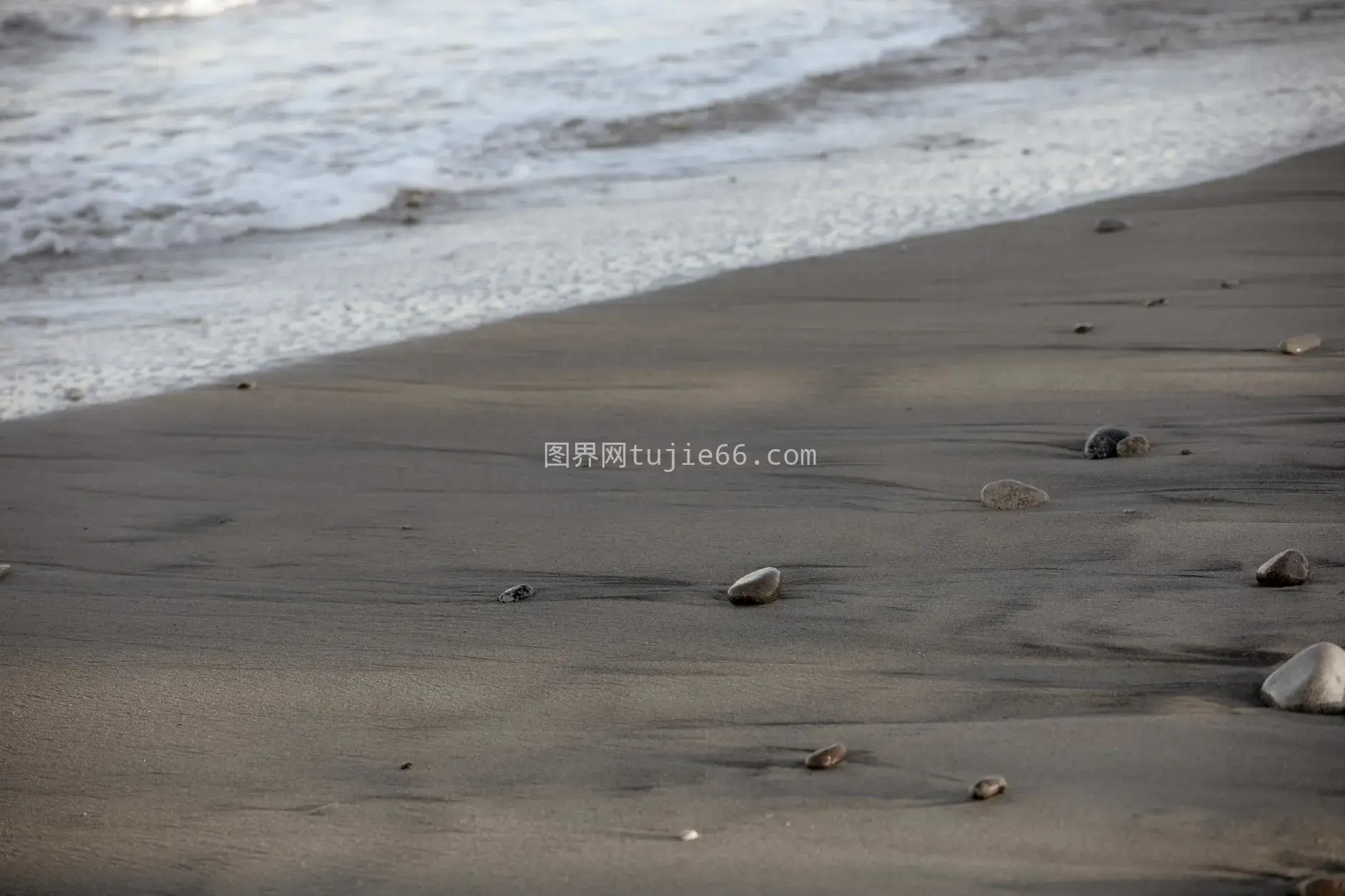 沙滩海浪鹅卵石宁静海滨图片