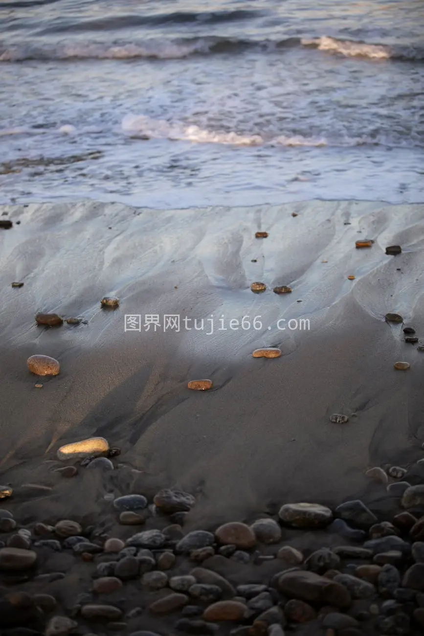 海滩海浪石头放松图片