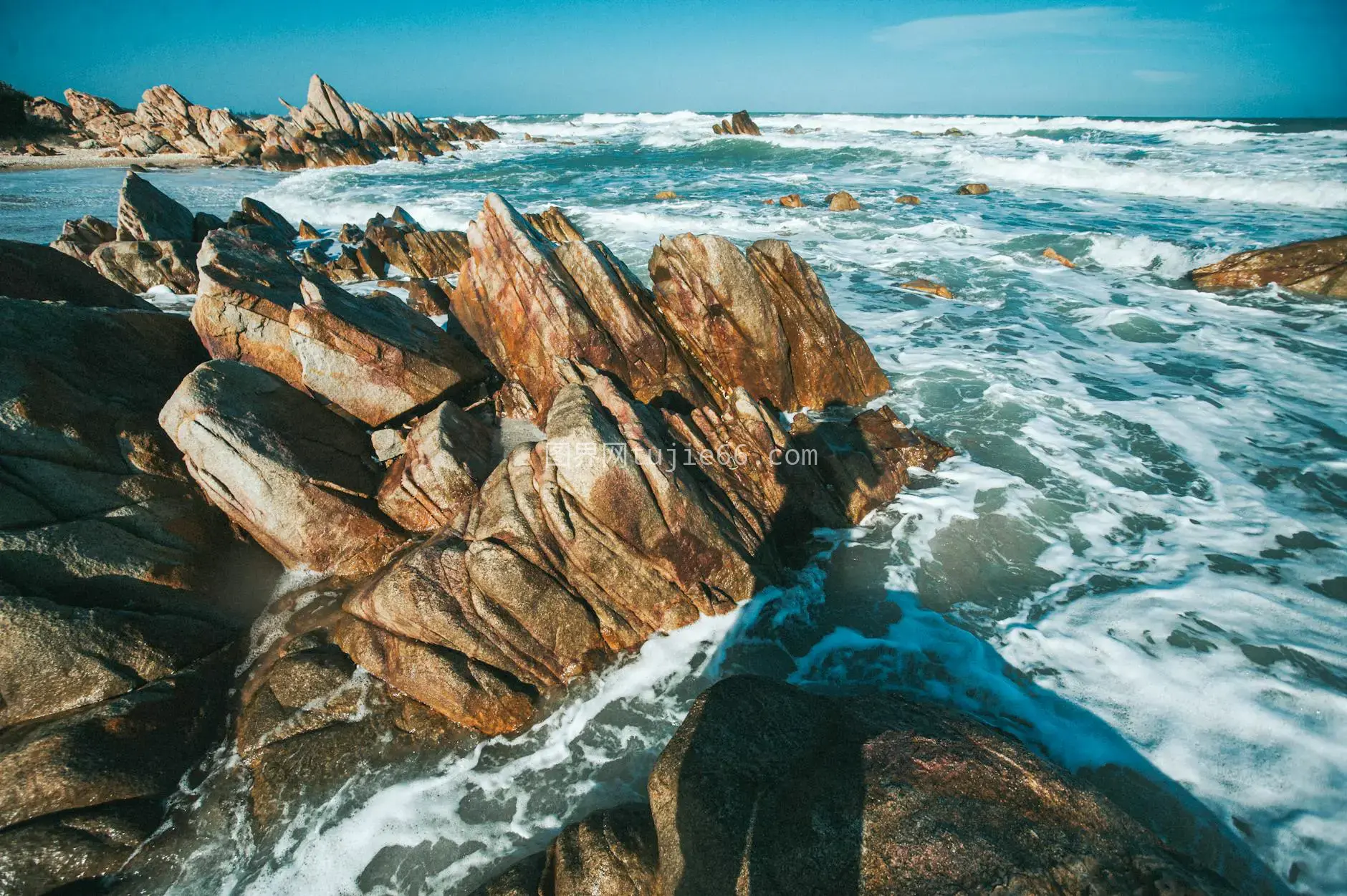 越南藩切海滩岩石海岸海浪景色绝美图片