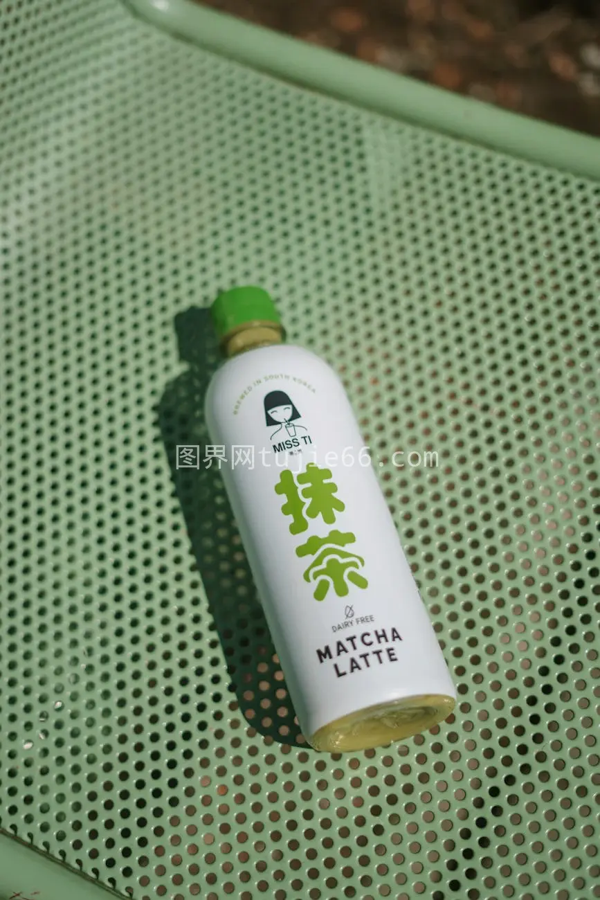 MissTi抹茶拿铁瓶绿面自然光照图片