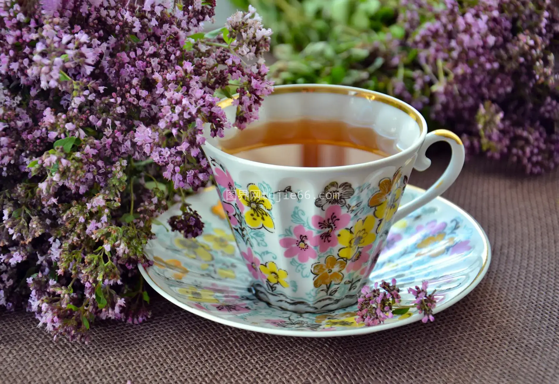 瓷器茶杯花香草本茶图片