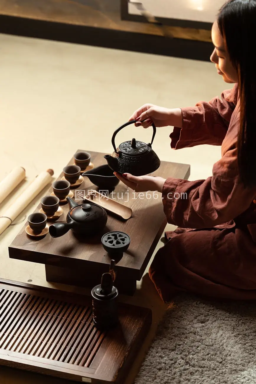 亚洲女性室内传统茶道倒茶图片