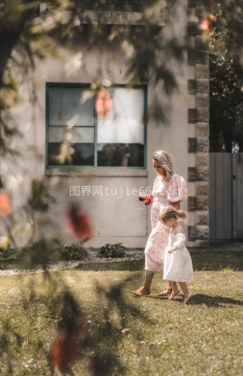 母女草地漫步宁静景致图片