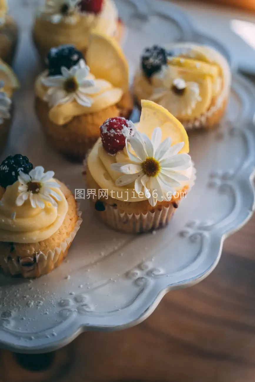 草莓花朵装饰纸杯蛋糕尽享乐趣图片