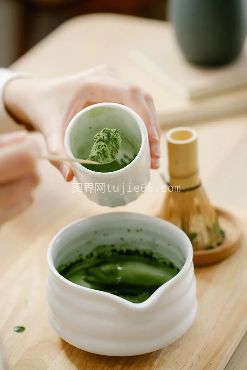 特写抹茶冲泡宁静瞬间图片