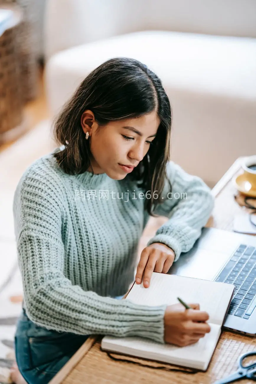 年轻拉美女学生休闲笔记地毯公寓图片