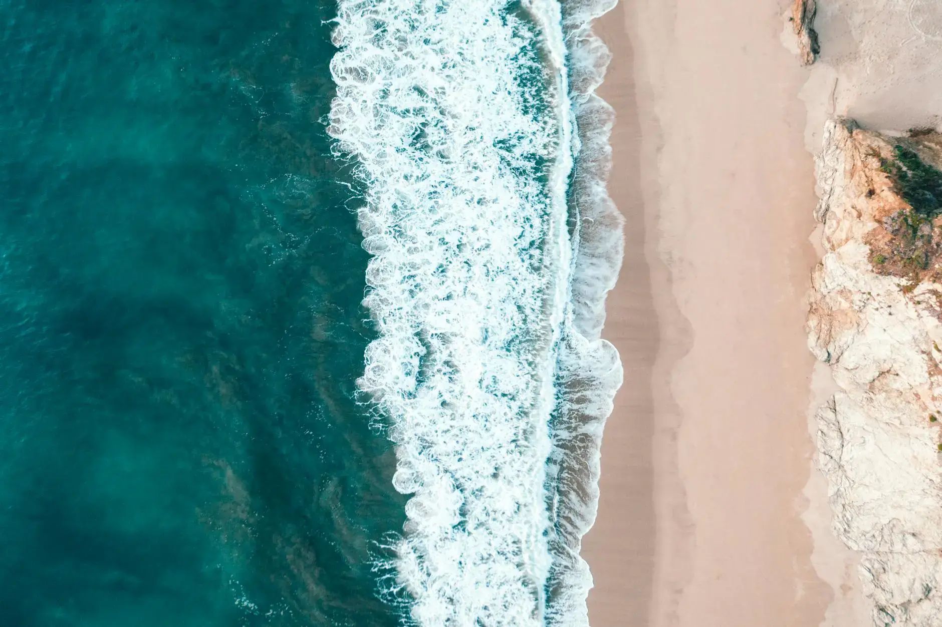 海边海浪全景鸟瞰图图片