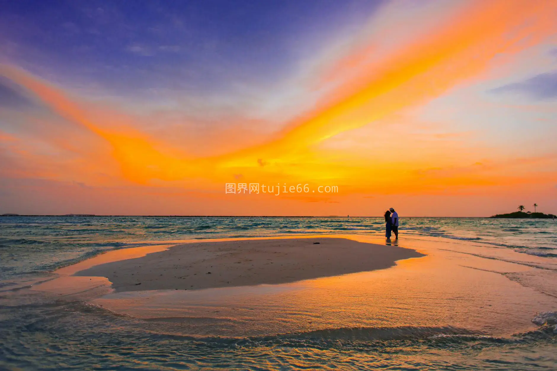 海边两人相依望海景图片