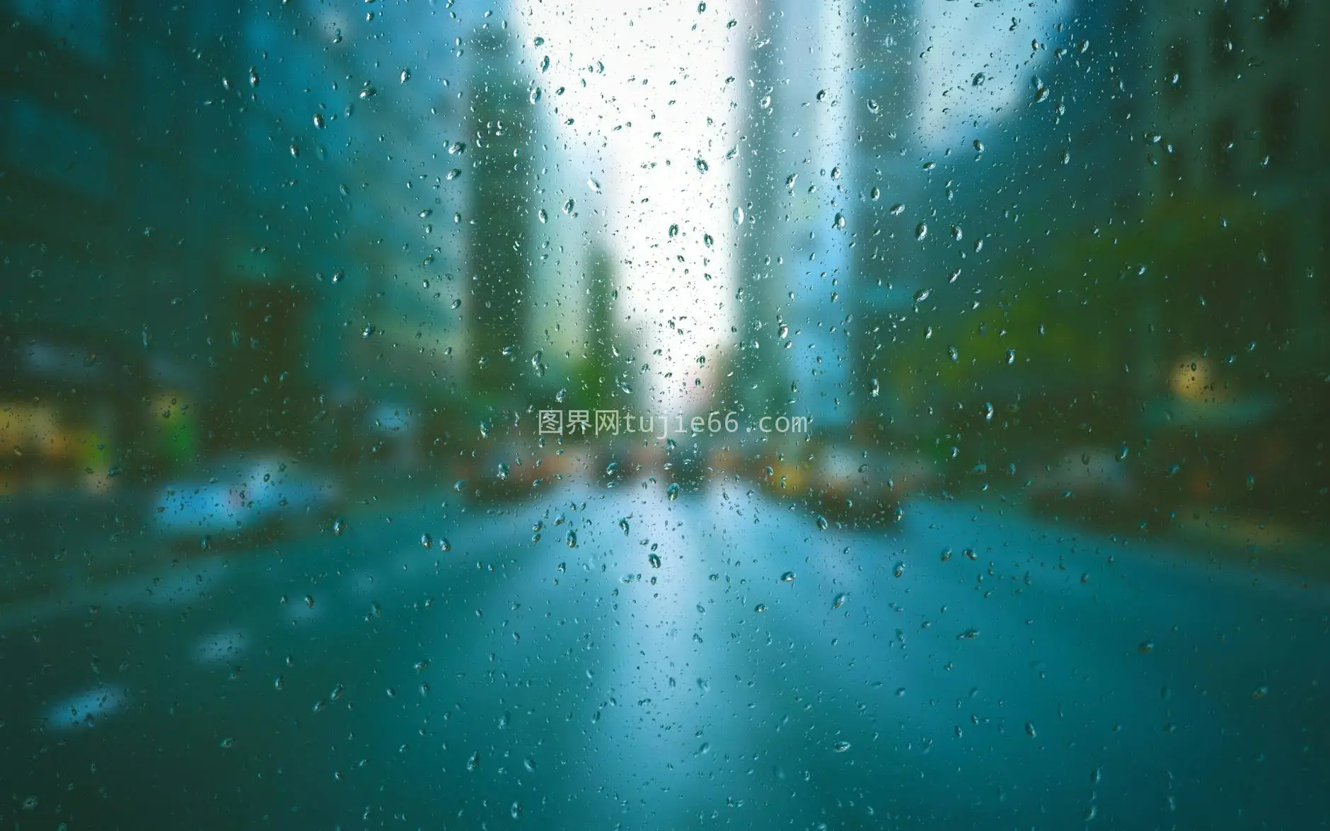 雨滴映窗模糊城景宁静显悠然图片