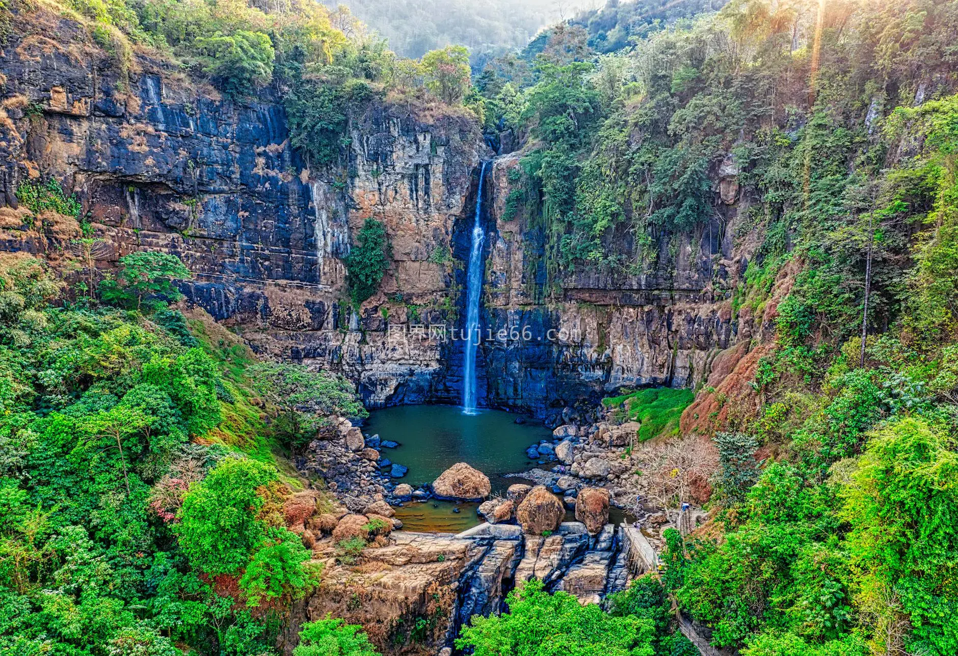 山林静落水滴间图片