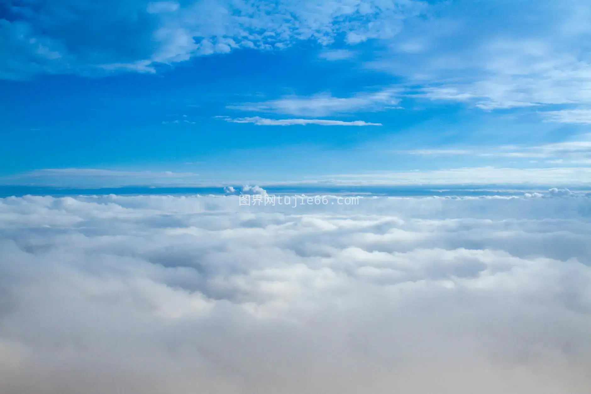 空中蓝天云朵白昼景图片