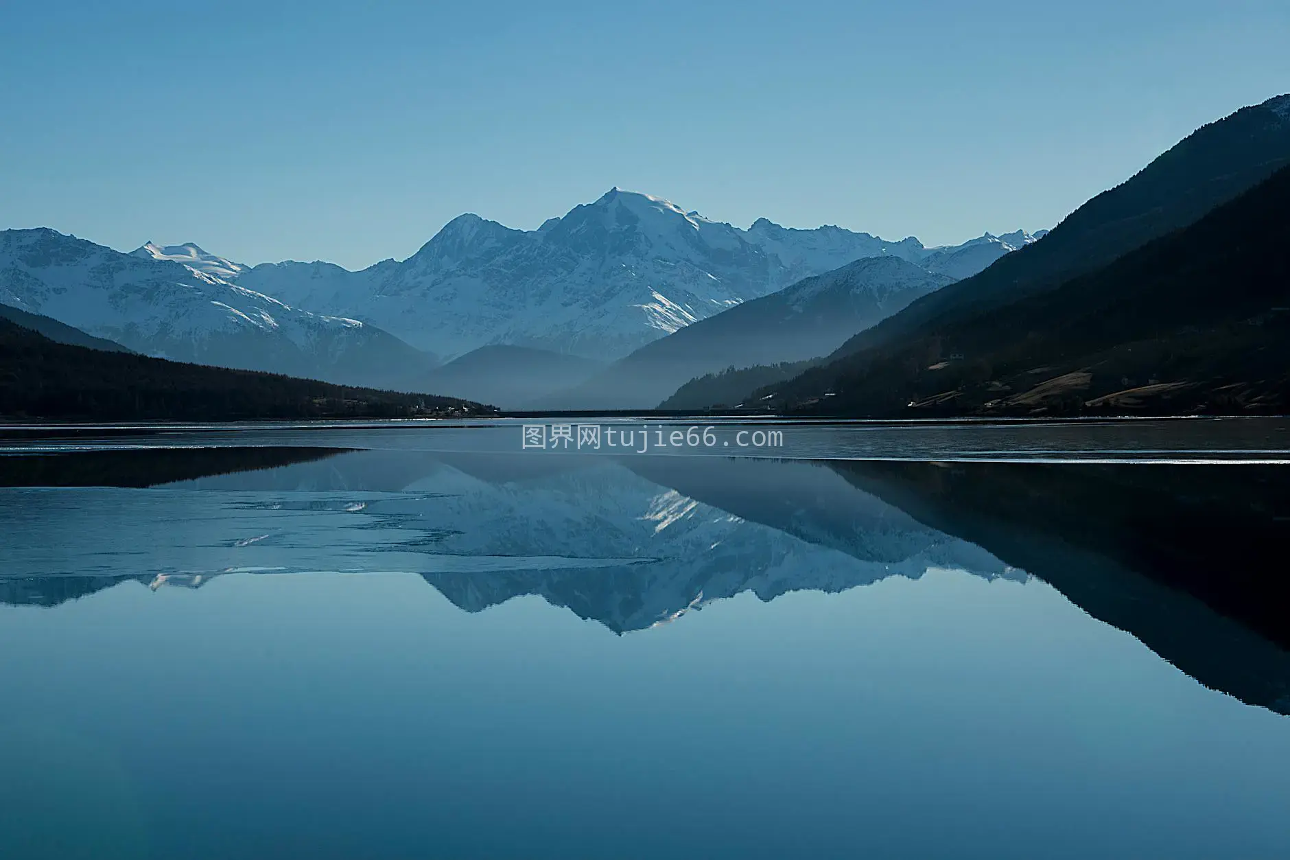 宁静湖面倒影山景图片