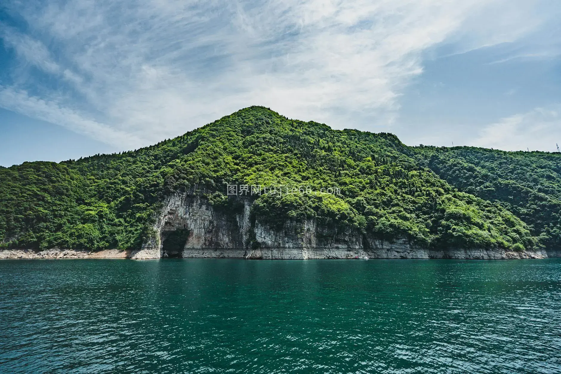 树木环绕山峰风景照图片