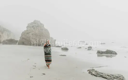 雾中赤脚旅者沙滩漫步奇景