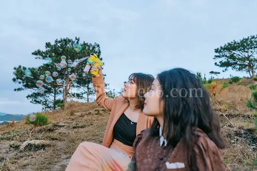 女人肥皂泡玩具童趣互动