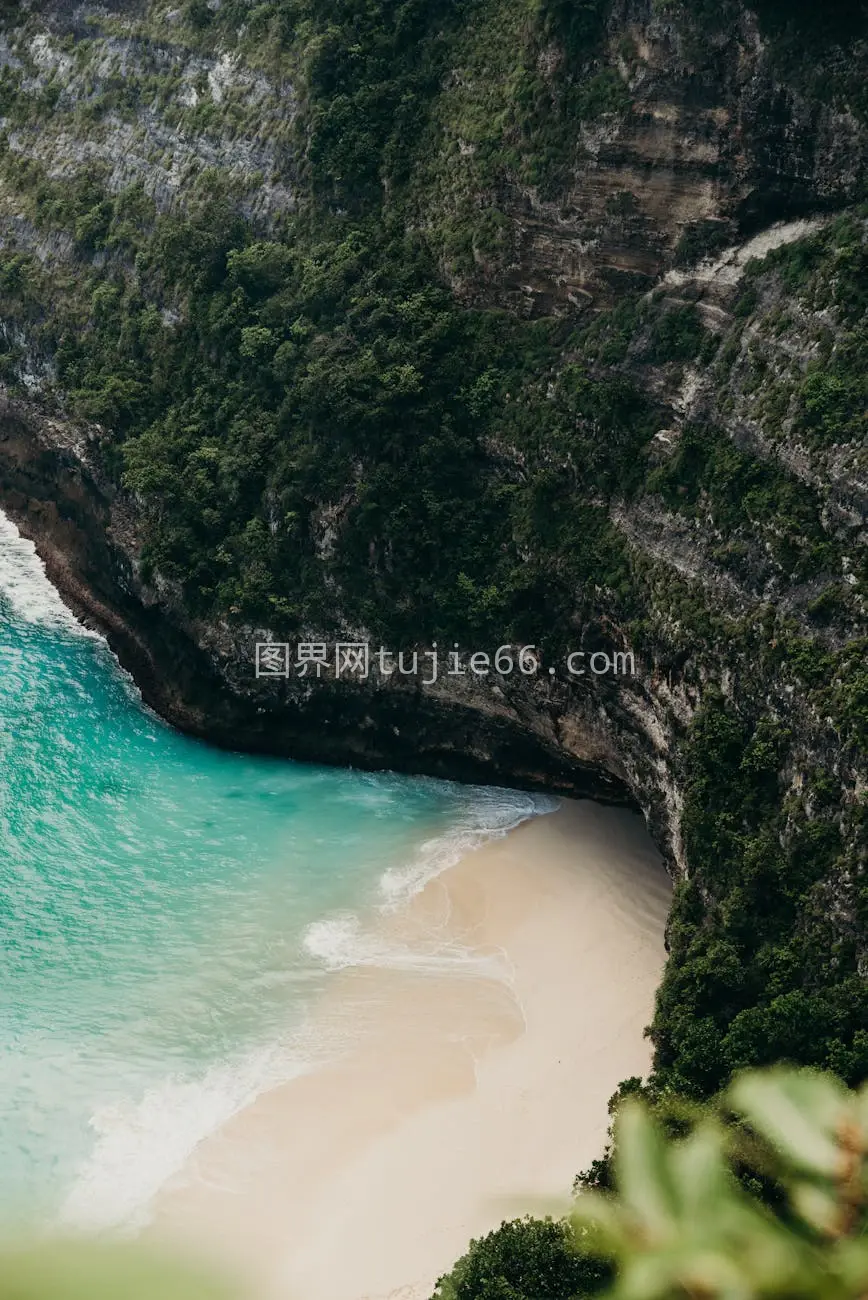 水体边棕色岩石地层景致图片