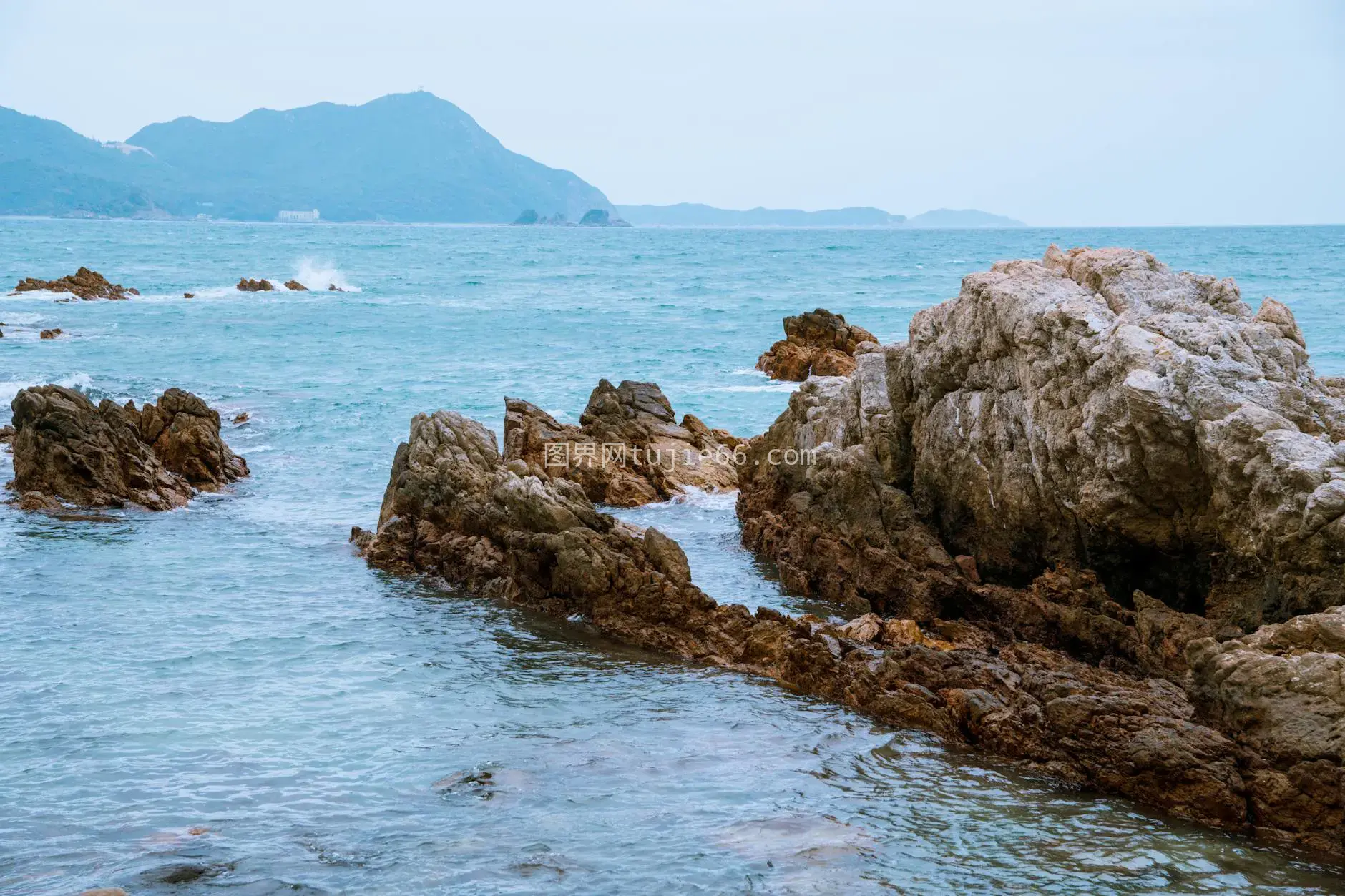 海岸线映衬下的自然风光与生活画卷图片