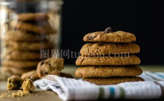 布巾上诱人巧克力芯片饼干碎屑环绕
