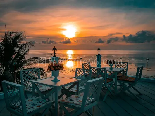 日落海边木桌椅静景