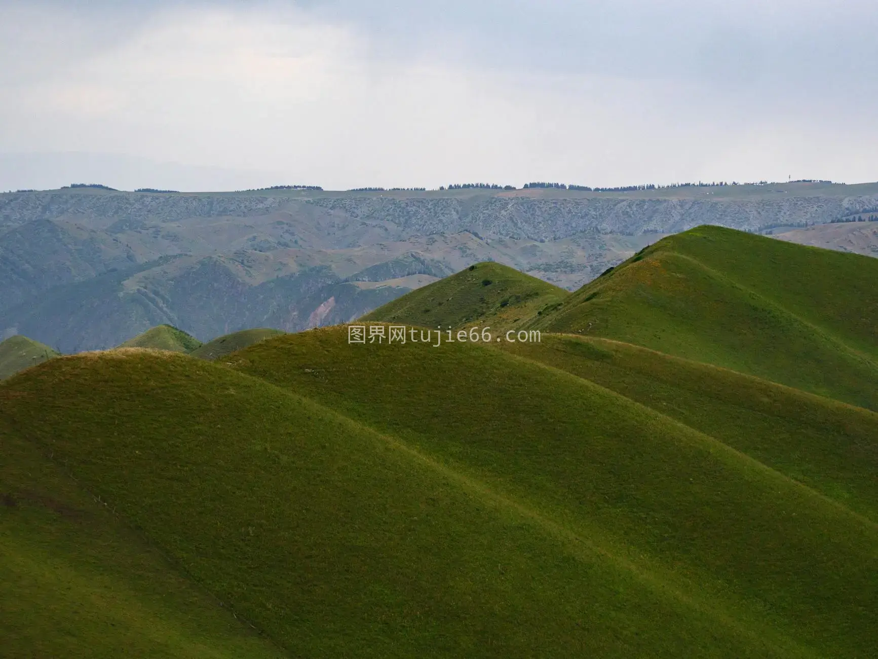 连绵青山远观山脉景致图片