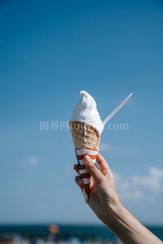 手握冰淇淋晴空下