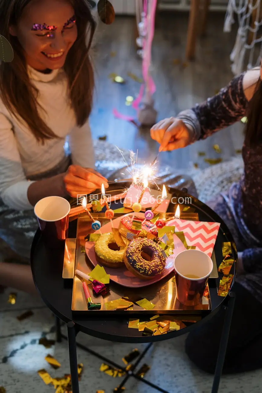 室内生日派对欢乐多烟火甜甜圈友聚图片