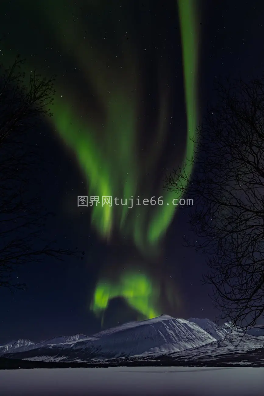 挪威雪山繁星北极光映夜空图片