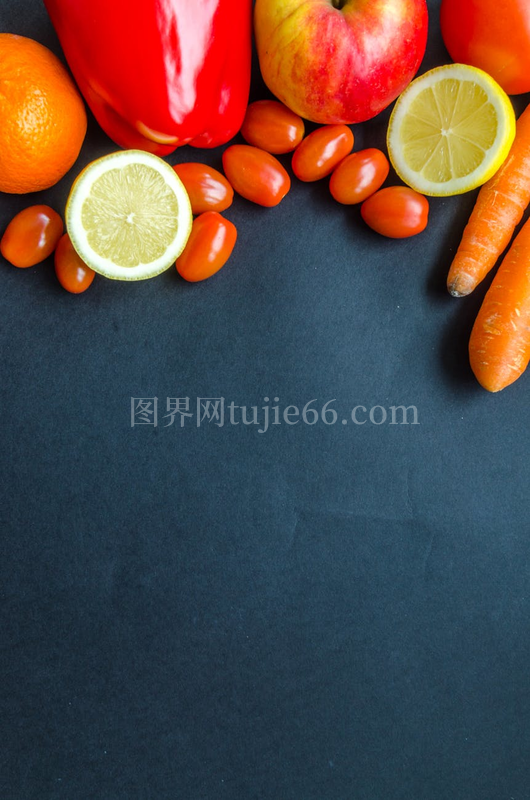新鲜水果五彩排列深色背景