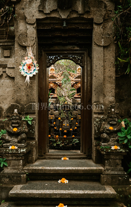 巴厘岛寺庙入口花卉供品