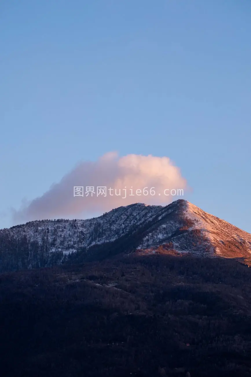 夕阳映照宁静山峰云朵图片