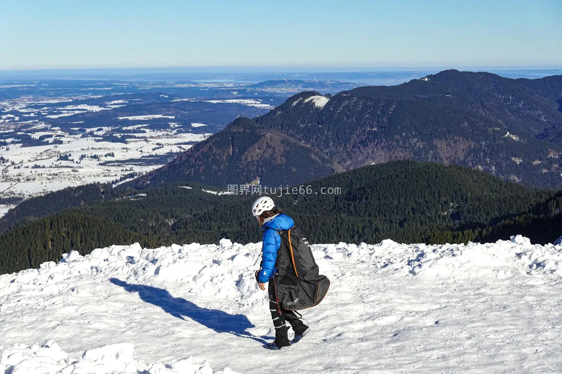 冬日雪山滑翔伞运动准备时图片