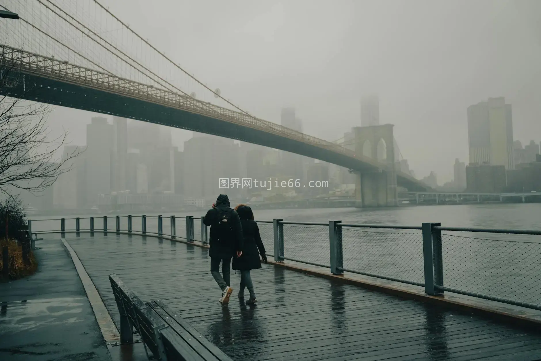 纽约布鲁克林大桥雨中漫步夫妇图片