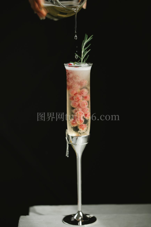 人物倒鸡尾酒入水晶杯