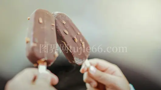 手持巧克力冰淇淋坚果特写