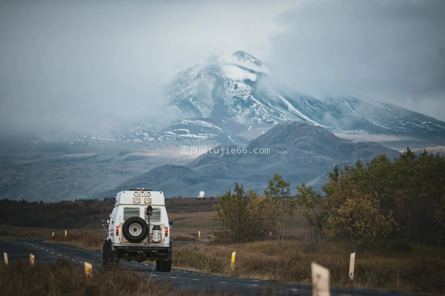 SUV驰骋雪山道图片