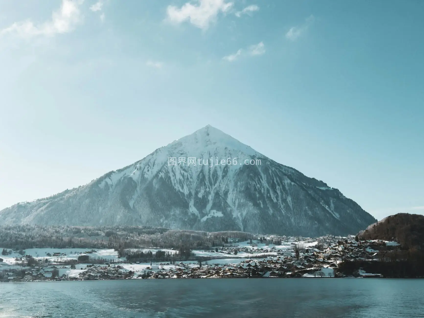 雪峰映照宁静湖景图片