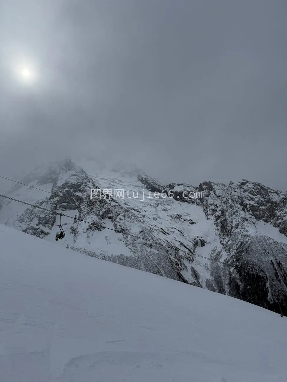 雾裹雪峰冬季景图片