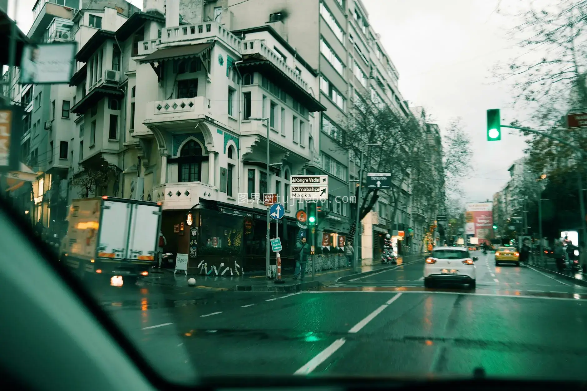 雨天城市街景映衬历史建筑美图片