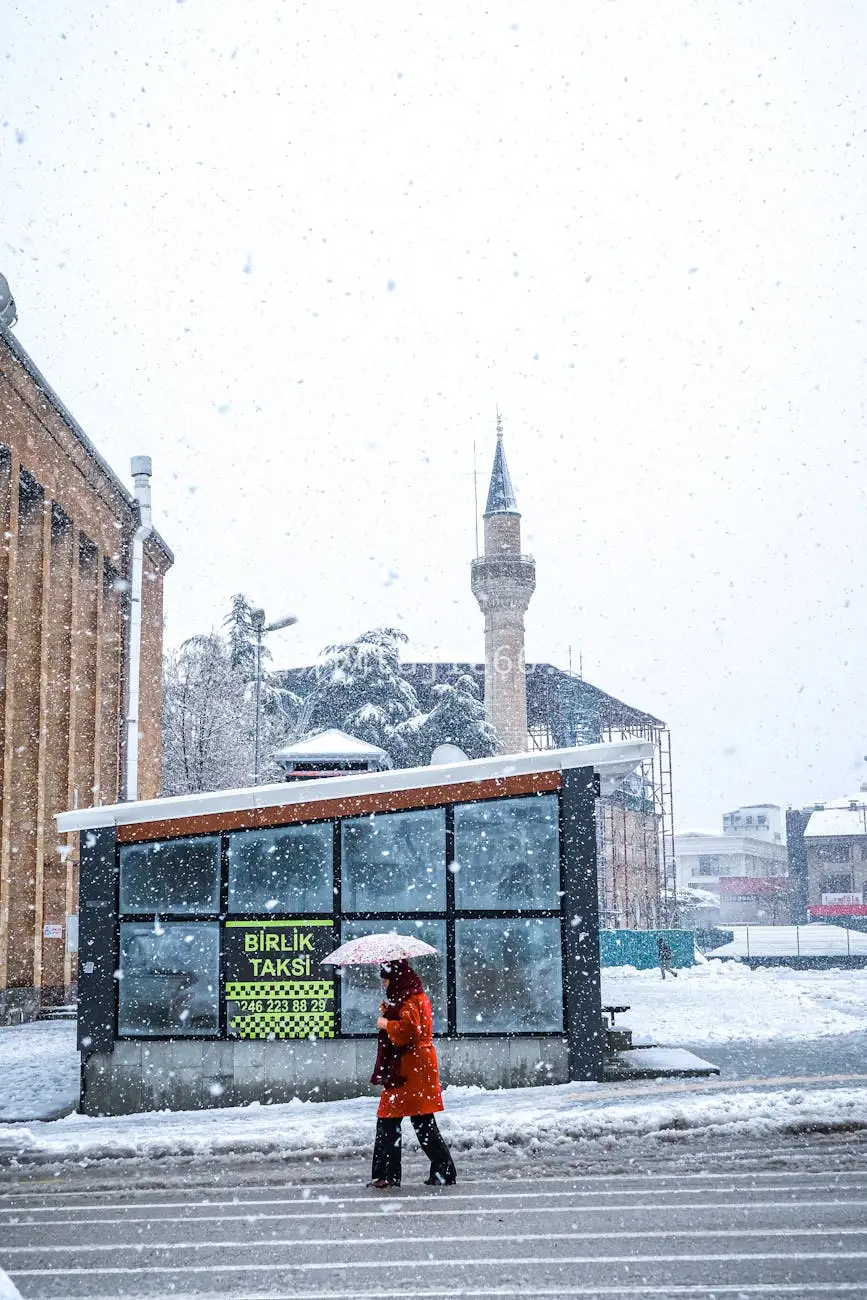 雪中城市街道人物行迹图片