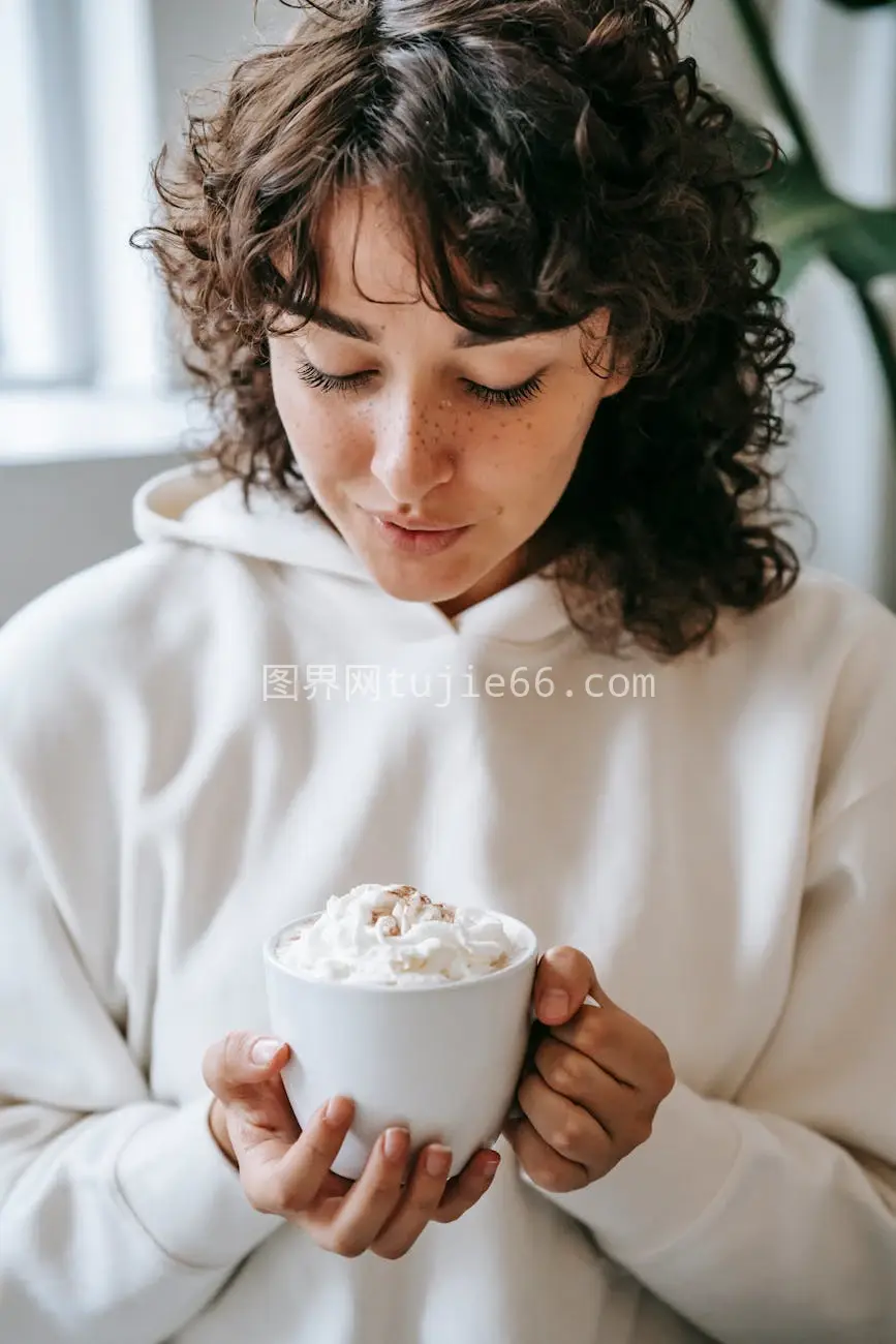 卷发雀斑少女吹热饮奶油图片