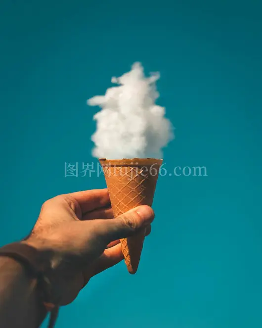 云端男子手握冰淇淋蛋卷